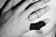 Bagues articulées et bijoux d’ongles, collection « Victim of the Crime », Dior Homme × Hedi Slimane.