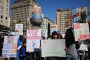 Lors d’une manifestation contre le président Donald Trump et son conseiller Elon Musk, à Los Angeles (Californie), le 5 avril 2025.
