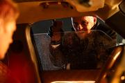 Eddie Barrish (Bill Skarsgård) et Anthony Hopkins (William) dans « Piégé », de David Yarovesky.